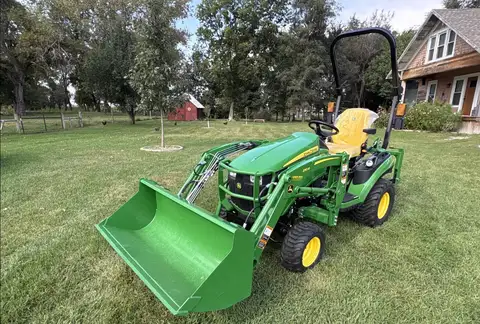 2021 John Deere 1025R Compact Utility Tractor with Loader