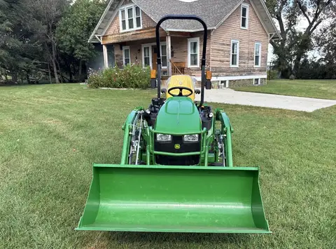 2021 John Deere 1025R Compact Utility Tractor with Loader photo 2
