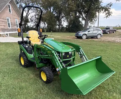 2021 John Deere 1025R Compact Utility Tractor with Loader photo 3