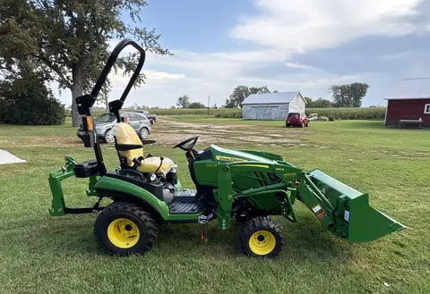 2021 John Deere 1025R Compact Utility Tractor with Loader photo 4