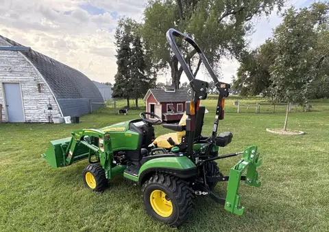 2021 John Deere 1025R Compact Utility Tractor with Loader photo 6