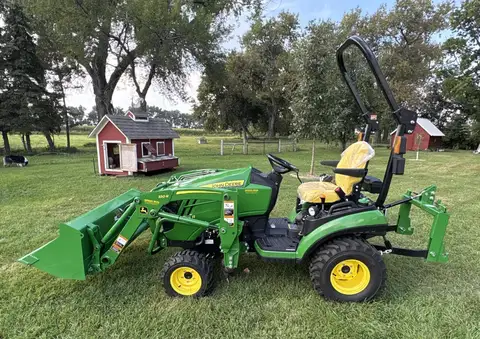 2021 John Deere 1025R Compact Utility Tractor with Loader photo 7