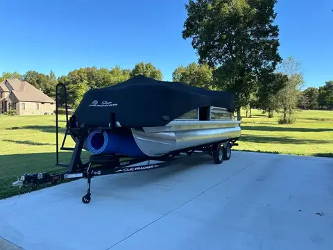 2024 Sun Tracker Party Barge 22 DLX
