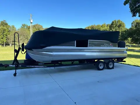 2024 Sun Tracker Party Barge 22 DLX photo 2