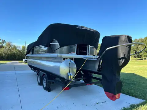 2024 Sun Tracker Party Barge 22 DLX photo 3