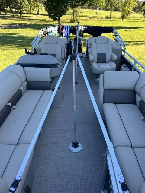2024 Sun Tracker Party Barge 22 DLX photo 8