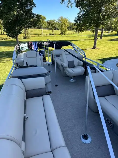 2024 Sun Tracker Party Barge 22 DLX photo 9