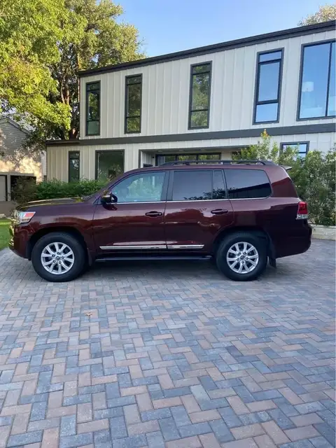 2019 Toyota Land Cruiser photo 2