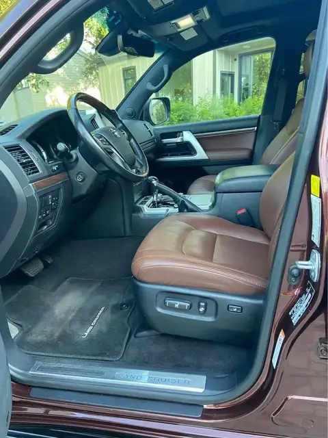 2019 Toyota Land Cruiser photo 6