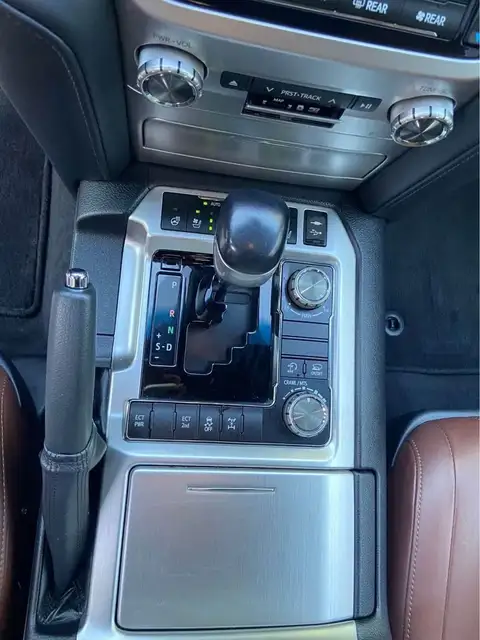 2019 Toyota Land Cruiser photo 8