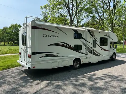 2013 Thor Motor Coach Chateau 31A photo 2