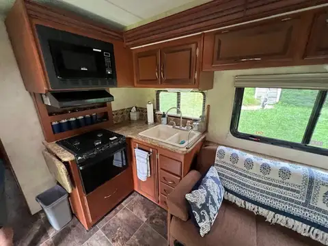 2013 Thor Motor Coach Chateau 31A photo 8