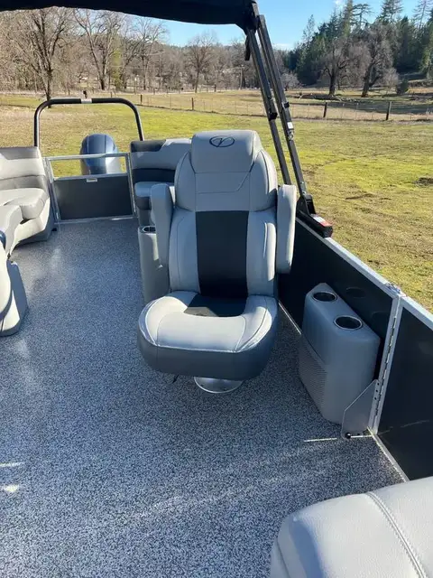2023 Veranda Relax 24' Tritoon photo 9