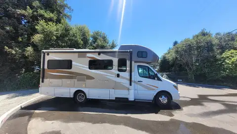 2016 Winnebago Navion 24J photo 2