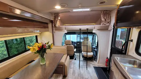 2016 Winnebago Navion 24J photo 6