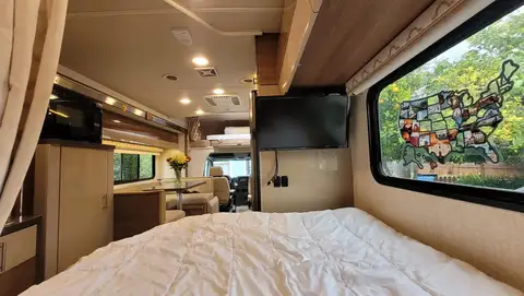 2016 Winnebago Navion 24J photo 7