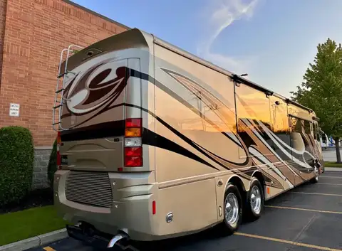 2015 Fleetwood American Revolution LE 42T Motorcoach photo 3