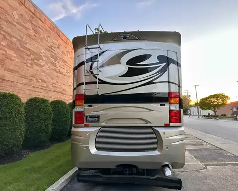 2015 Fleetwood American Revolution LE 42T Motorcoach photo 4