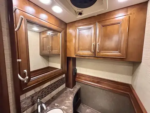 2015 Fleetwood American Revolution LE 42T Motorcoach photo 20
