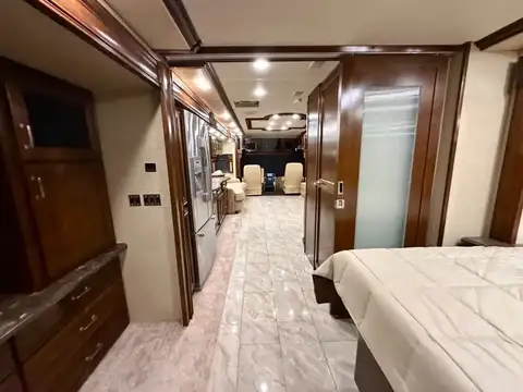2015 Fleetwood American Revolution LE 42T Motorcoach photo 21