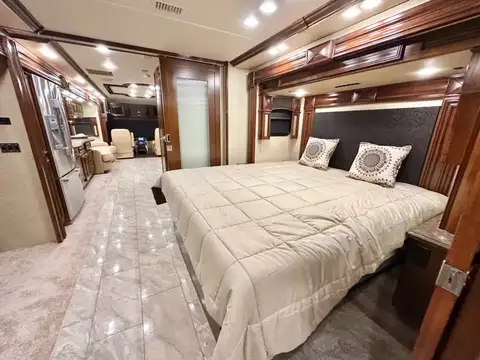 2015 Fleetwood American Revolution LE 42T Motorcoach photo 22