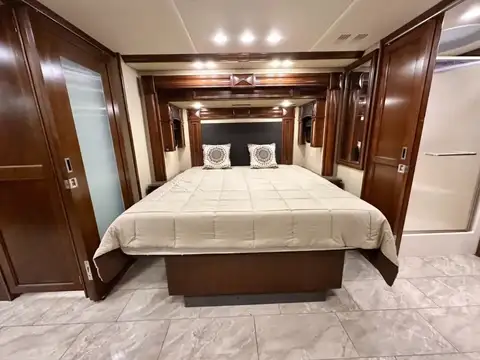 2015 Fleetwood American Revolution LE 42T Motorcoach photo 23