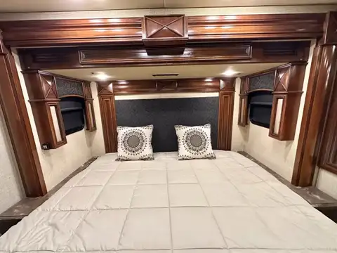 2015 Fleetwood American Revolution LE 42T Motorcoach photo 24