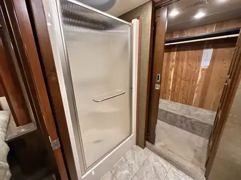 2015 Fleetwood American Revolution LE 42T Motorcoach photo 27