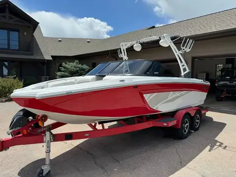 2016 Tige R20 Surf Boat