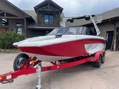2016 Tige R20 Surf Boat photo 2