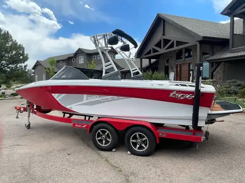 2016 Tige R20 Surf Boat photo 3