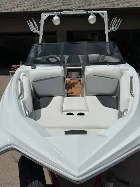 2016 Tige R20 Surf Boat photo 5