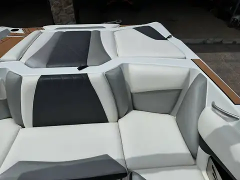 2016 Tige R20 Surf Boat photo 8