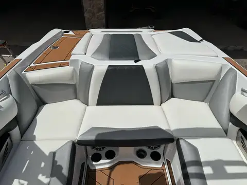 2016 Tige R20 Surf Boat photo 9