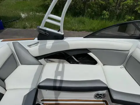 2016 Tige R20 Surf Boat photo 10