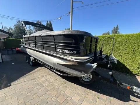 2016 Legacy Black 24' Tritoon