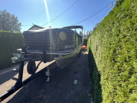 2016 Legacy Black 24' Tritoon photo 2
