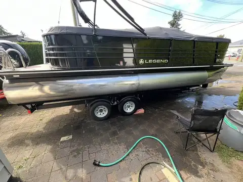 2016 Legacy Black 24' Tritoon photo 4