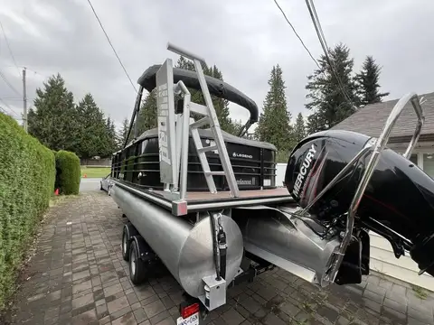 2016 Legacy Black 24' Tritoon photo 6