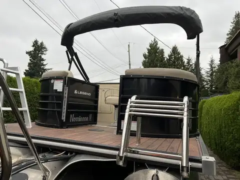 2016 Legacy Black 24' Tritoon photo 9