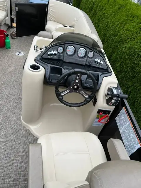 2016 Legacy Black 24' Tritoon photo 10