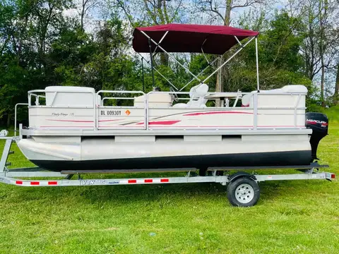 2005 Sun Tracker 20' Pontoon Boat photo 4