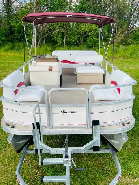 2005 Sun Tracker 20' Pontoon Boat photo 6