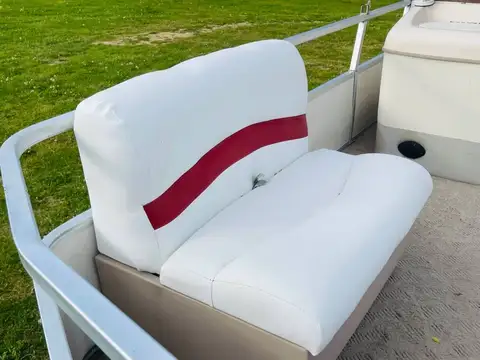 2005 Sun Tracker 20' Pontoon Boat photo 8