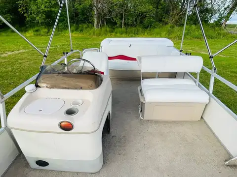 2005 Sun Tracker 20' Pontoon Boat photo 10