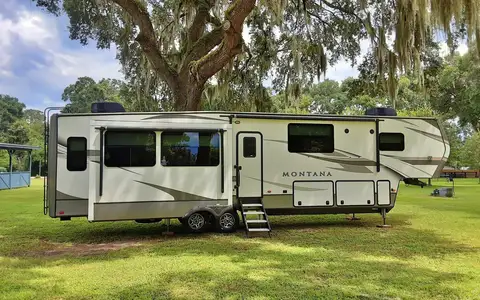 2020 Keystone Montana 3855BR photo 2