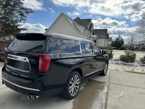 2021 GMC Yukon XL Denali photo 3