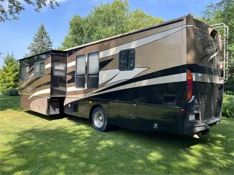 2008 Fleetwood Discovery 40X photo 2