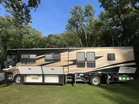 2008 Fleetwood Discovery 40X photo 3