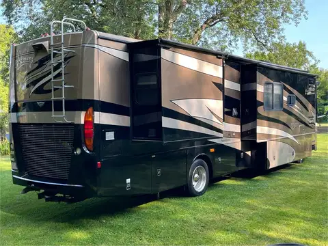 2008 Fleetwood Discovery 40X photo 4